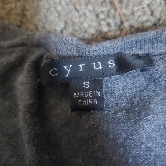 Cyrus long sleeve size small - Picture 2 of 2